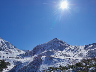 冬の観光名所立山黒部アルペンルートの室堂山頂の初雪の美しい景色