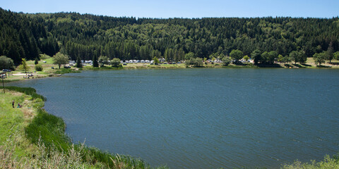 Camping au bord du lac de Coucouron en Ard&egrave;che