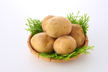 笊に盛った５個の新じゃがいも　白バック