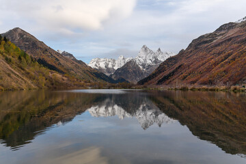 Fototapeta premium Tumanly Kel lake in Caucasus mountains