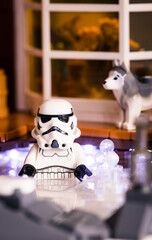 Obraz premium Dortmund - Deutschland 14. Dezember 2025 - Lego Figur Stormtrooper in einem Pool im Winter