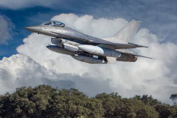 Avi&oacute;n de guerra despegando
