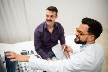 Obraz premium Doctor performing ultrasound examination for male patient