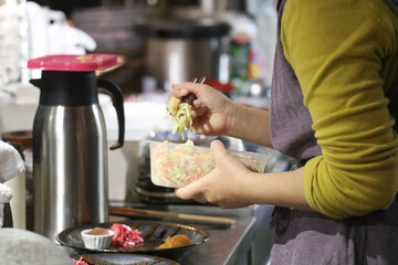 食事の準備をする女性