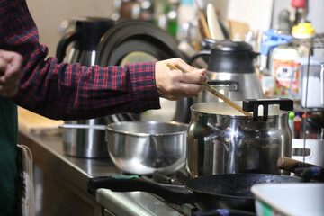 みそ汁を作る女性