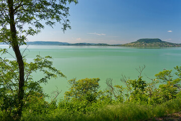 Blick von der Panorama-Promenade in Fonyód über den Balaton zu den Vulkankegel am Nordufer des...