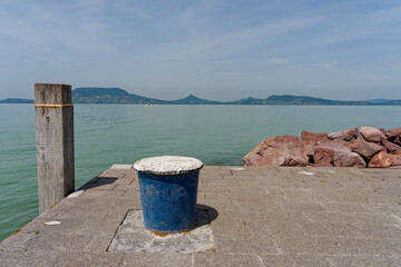 Naklejka premium Hafen und Hafenmole in Fonyód, Balaton, Ungarn