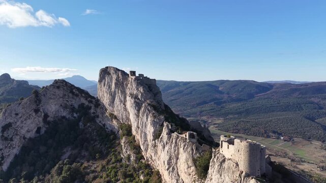 Ch&acirc;teau de Peyrepertuse dans l'Aude en France	