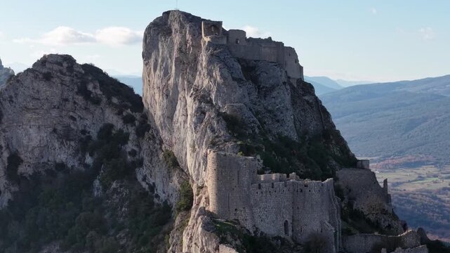 Ch&acirc;teau de Peyrepertuse dans l'Aude en France	