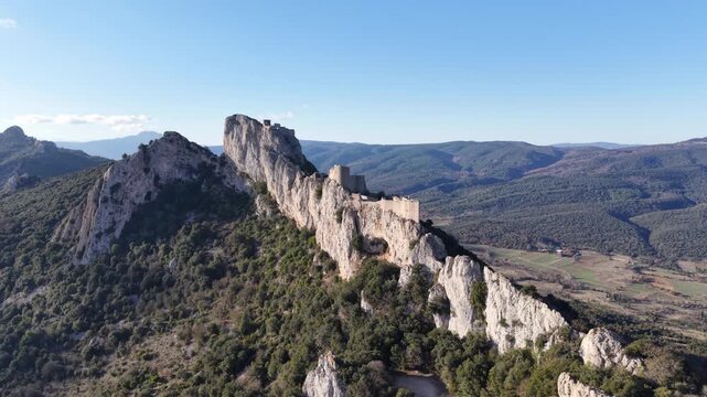 Ch&acirc;teau de Peyrepertuse dans l'Aude en France	