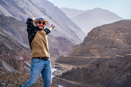 Hombre turista explorando las vistas de la cordillera de los Andes, en Mendoza, Argentina. Viajando por la ruta nacional n&deg;7.