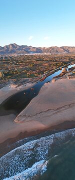 Espectacular panor&aacute;mica de la localidad valenciana de Xeraco a los pies del majestuoso Mond&uacute;ver, de 845m, sus campos de cultivo partidos por el r&iacute;o y su playa mediterr&aacute;nea.