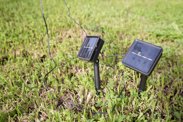 Detalhe de pequenos pain&eacute;is solares para alimentar luzes de natal. 