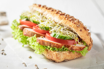 Delicious and spicy sandwich with chicken, lettuce and tomato.