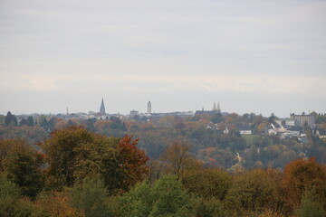 Obraz premium Blick auf Solingen im Bergischen Land über den Wald hinweg im Herbst