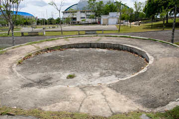 Obraz premium Concrete circular area in public park