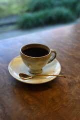 木の机に置かれた珈琲