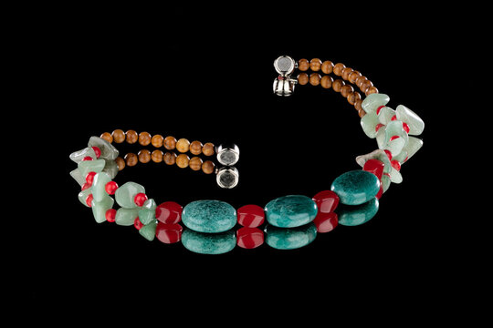 Colar feminino de pedras naturais coloridas com fecho de im&atilde;. 