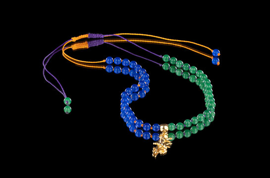 Colar feminino de Macram&ecirc; com pingente e pedras naturais coloridas.