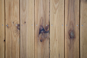 Detalhe de texturas de madeira nordica tratada para passadi&ccedil;os e mobiliario exterior.