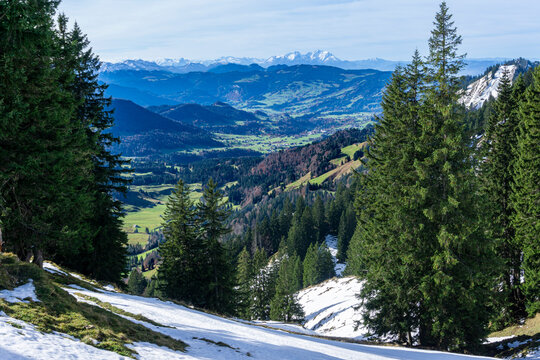 Urlaub in Bayern, Allg&auml;u, Oberstaufen: Hochgrat Gipfel mit erstem Schnee  bei Gratwanderung