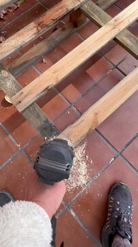 Proceso de perforaci&oacute;n de palets de madera con broca pala para crear una base estructural. Los agujeros permiten insertar tubos de pl&aacute;stico invernadero, mostrando trabajo vista a&eacute;rea 