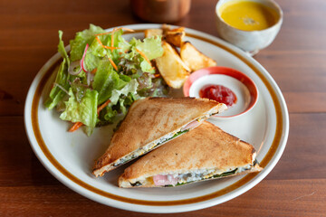 ホットサンドとサラダのワンプレートランチ