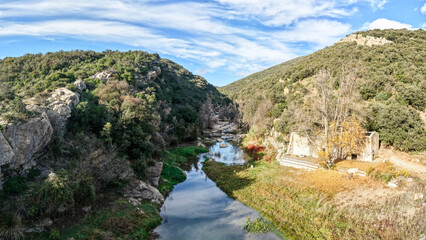 Le site du moulin de Ribaute à Duilhac sous Peyrepertuse et les gorges du Verdouble. 