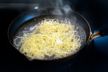 ラーメンの麺を茹でる 