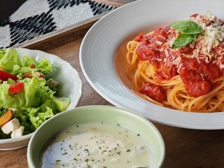 Delicious Italian-Style Meal with Spaghetti and Salad
