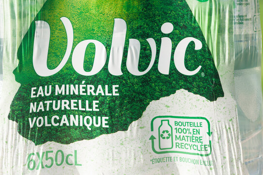 Gros plan d'un pack de bouteilles d'eau de 50 cl de la marque Volvic appartenant au groupe Danone, France