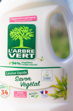 D&eacute;tail de bidon de lessive liquide de la marque L'Arbre Vert, France