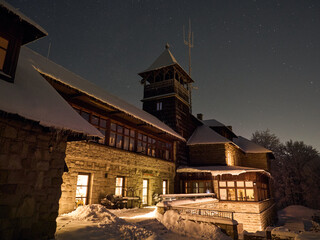 Zimowa noc w górach - Beskidach, Schronisko Szyndzielnia.Światła górskiej miejscowości. © filozofgrecki