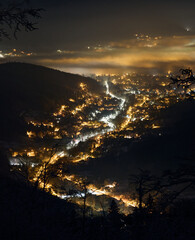Zimowa noc w górach - Beskidach, Schronisko Szyndzielnia.Światła górskiej miejscowości. © filozofgrecki
