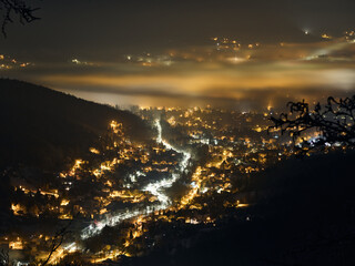 Zimowa noc w górach - Beskidach, Schronisko Szyndzielnia.Światła górskiej miejscowości. © filozofgrecki