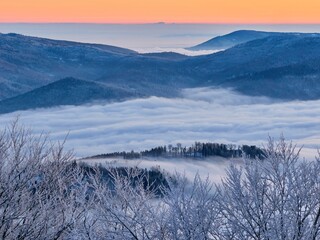Beskidy, Schronisko Szyndzielnia.
Wchód słońca / świt na Szyndzielni. Inwersja, mgły, 