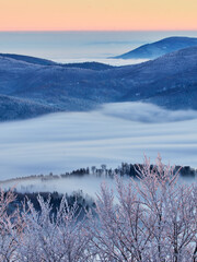 Beskidy, Schronisko Szyndzielnia. Wchód słońca / świt na Szyndzielni. Inwersja, mgły,  © filozofgrecki