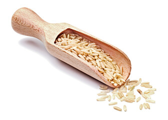 Biały ryż w drewnianej łopatce na białym tle