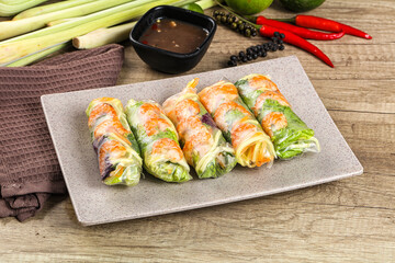 Vietnamese spring roll with prawn and mango