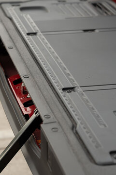 Caja de camioneta alta gama en detalle de regla