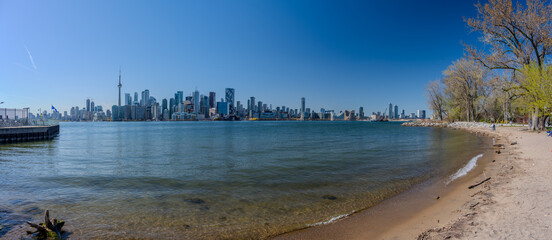 Obraz premium Sandy lakeshore with Toronto skyline and CN Tower in the distance