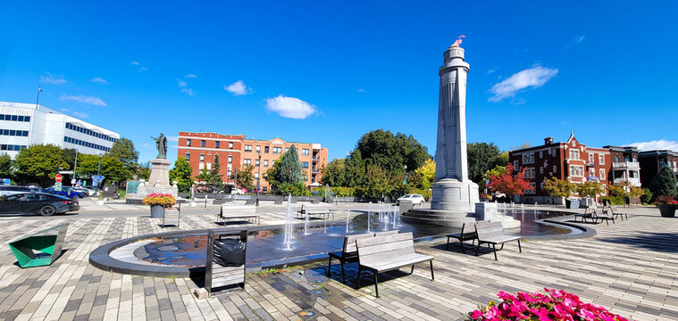 Monument " Le Flambeau " sur la place Pierre Boucher, &agrave; Trois Rivi&egrave;res, Quebec, Canada