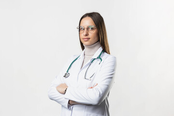 A confident doctor with arms crossed looks assuredly towards the camera, representing trust and professionalism in a medical setting, ready to assist and care for patients.