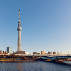 Obraz premium Tokyo Skytree Cityscape with Sumida River on a Clear Day