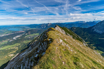 Autumn Hike Through Tannheimer Valley Reveals Stunning Alpine Panoramas and Golden Trails