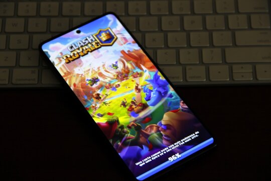 Clash Royale - Videojogo de estrat&eacute;gia freemium e pay-to-win desenvolvido e publicado pela Supercell, empresa sediada em Helsinki, na Finl&acirc;ndia.