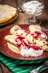 Rolled crepes stuffed with cottage cheese.