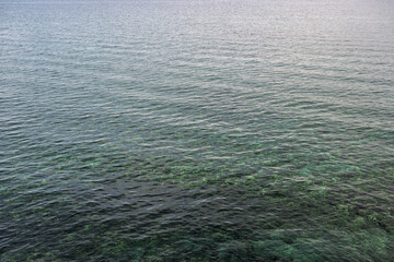 Les eaux calmes du lac Léman – plein cadre