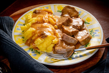 Stewed pork tongues in mustard gravy.