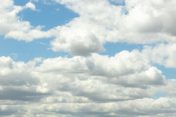 Obraz premium Blue sky with white clouds on a sunny day, a calm expansive atmosphere Demonstration Color of the Year 2026